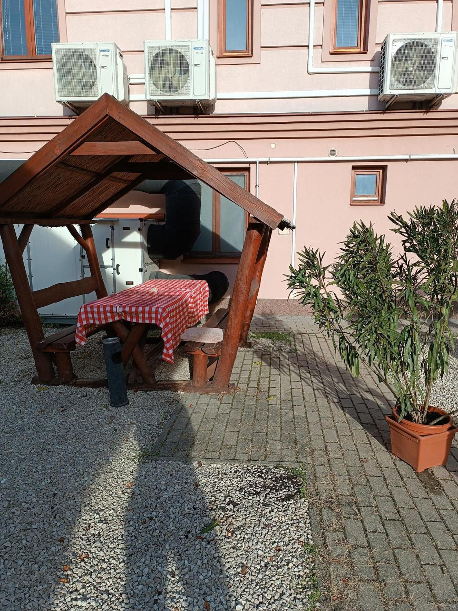 Malom Panzió Acomodação com café da manhã Kiskunfélegyháza Exterior foto